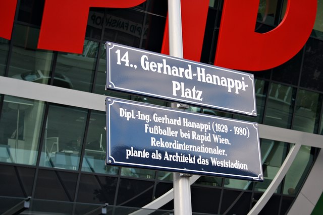 Zu Ehren der Rapid-Legende Hanappi feierte man im Zuge der Rapideum-Eröffnung auch die Einweihung des "Gerhard-Hanappi-Platz"