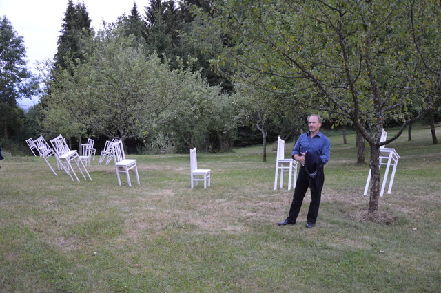 Der Künstler und seine Objekte bei Landart 2015. Gefährliche Schräglage für viele Dinge auf der Welt. | Foto: Privat