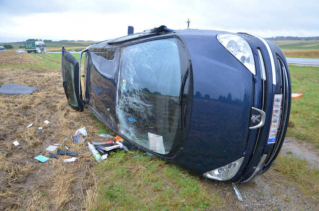 Das Fahrzeug des 81-Jährigen wurde in ein nahes Feld geschleudert. | Foto: © BFK Waidhofen / Stefan Mayer