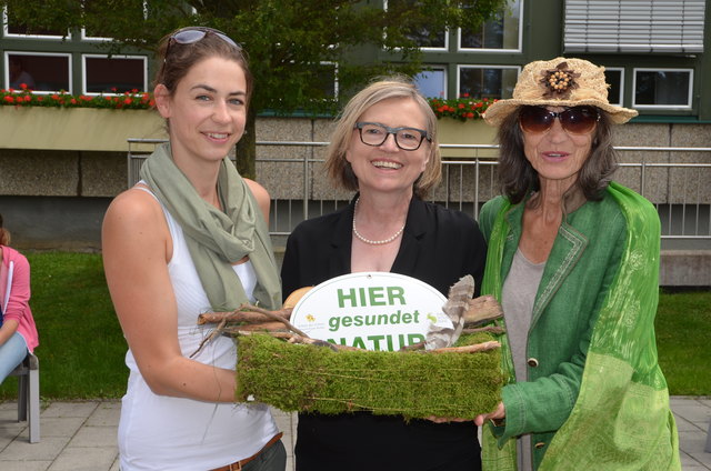 Hier gesundet Natur - Übergabe der Plakette von Tao und Marion Spielmann an OSR Herta Leitner