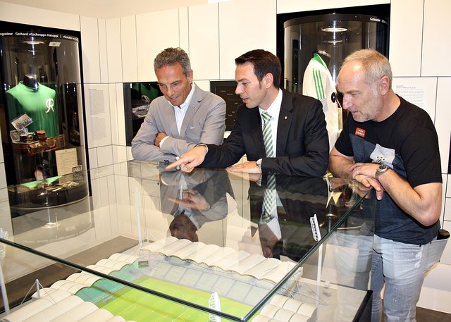 (v.l.n.r.) Präsident Michael Krammer und die beiden Geschäftsführer Peschek und Andreas Müller im neuen Rapideum.