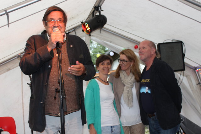 Vizebürgermeister Dr. Georg Zimmermann und die neue Kulturreferentin Christine Gschnaller fanden als Vertreter der Marktgemeinde St. Johann sehr nette Worte zum Heimspiel von LUNAPLEXX. (mit Maria Graf, MuKu Kino und Hans Oberlechner, GF MuKu, 2. und 4. v.l.)