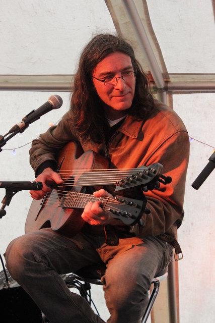 Paul Skrepek vom Kollegium Kalksburg an der Kontragitarre.