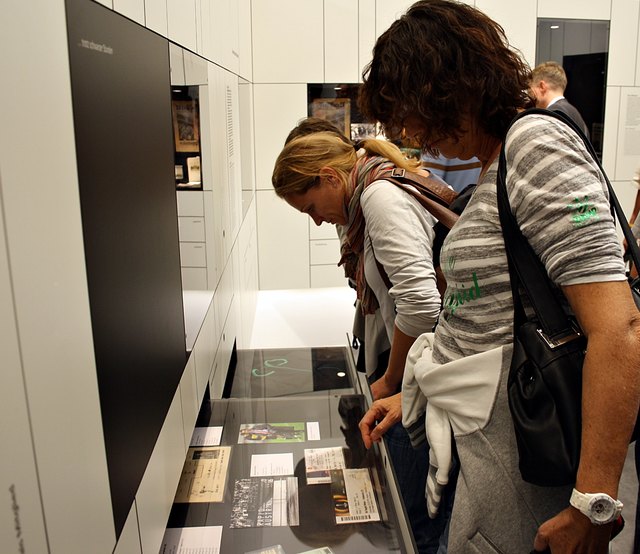 Schlicht und modern gehalten: Die meisten der Ausstellungsstücke verbergen sich in Ausziehschubladen.