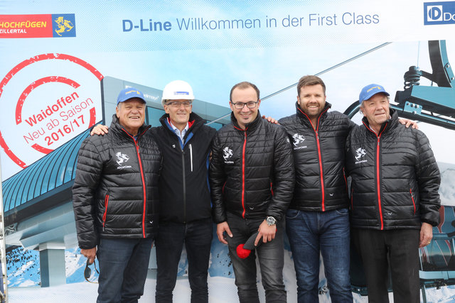 Die Geschäftsführer von Doppelmayr Anton Schwendinger (2.v.links) und der Skilifte Hochfügen Helmuth Grünbacher (3.v.links) mit den Investoren des Projekts, den Gesellschaftern der Skiliftgesellschaft Hochfügen: Dipl. Ing. Othmar Kronthaler (Ing. Hans Lang GmbH), Bernhard Fankhauer und Hermann Wetscher. | Foto: @Roman-Potycanowicz