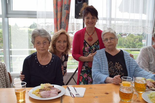 Waltraud Magenbauer, Monika Spießberger, Melitta Sattler und Berta Almesberger genossen das Sommerfest.