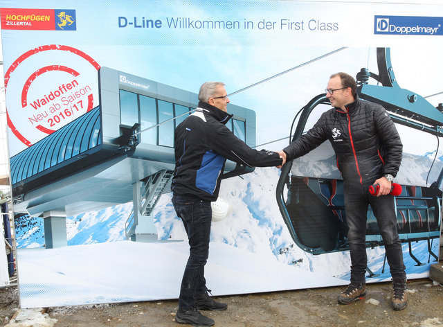Skiliftgesellschaft Hochfügen Geschäftsführer Ing. Helmuth Grünbacher (rechts) und Anton Schwendinger, Geschäftsführer Doppelmayr Seilbahnen GmbH (links) begrüßen ihre Zusammenarbeit bei der neuen 6er- Sesselbahn Waidoffen in Hochfügen. | Foto: @Roman-Potycanowicz