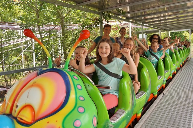 Großen Spaß hatten die Kinder und ihre Begleiterinnen Sabine Schardtmüller, Melanie Wöss und Astrid Reisinger bei der Familienachterbahn. | Foto: ÖVP Frauen Lichtenberg