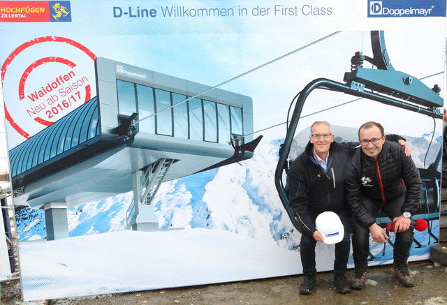 Skiliftgesellschaft Hochfügen Geschäftsführer Ing. Helmuth Grünbacher (rechts) und Anton Schwendinger, Geschäftsführer Doppelmayr Seilbahnen GmbH (links) begrüßen ihre Zusammenarbeit bei der neuen 6er- Sesselbahn Waidoffen in Hochfügen. | Foto: @Roman-Potycanowicz