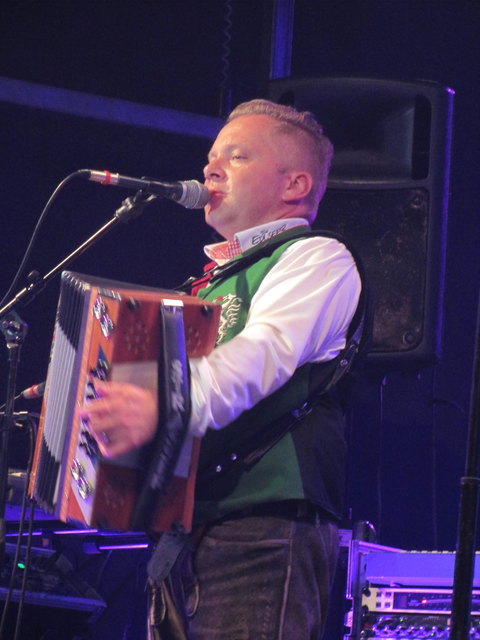 Andreas Doppelhofer, der kleinste in der Gruppe aber ein großer auf der Harmonika.