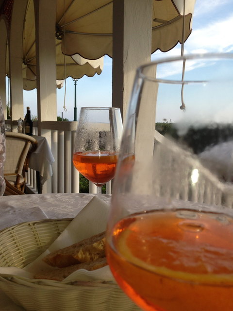 Aperitivo auf der Terasse der Villa Marin in Grado