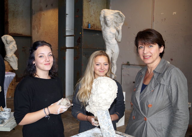 Kulturstadträtin Eveline Sampl-Schiestl mit HTL-Absolventin Anna Lena.