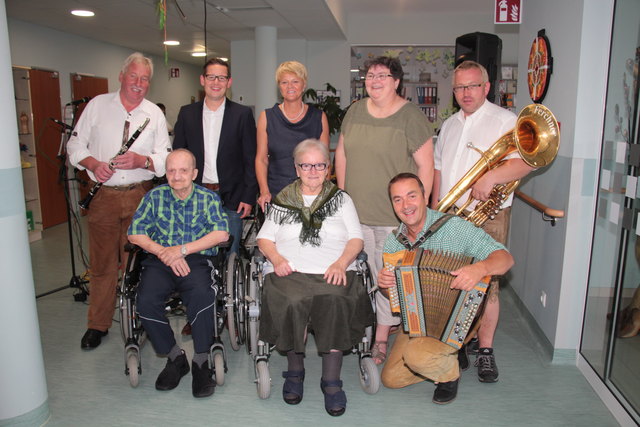 GR Christoph Miksch, Franziska Gruber, Pflegedienstleitern Sabine Haspl und das Ringkogl Trio im Kreis einiger Senioren.