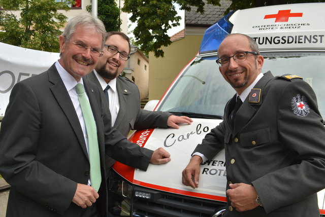 Fahrzeugpate LR Karl Wilfing mit Ortsstellenleiter Michael Edlinger und Bezirksstellenleiter Clemens Hickl