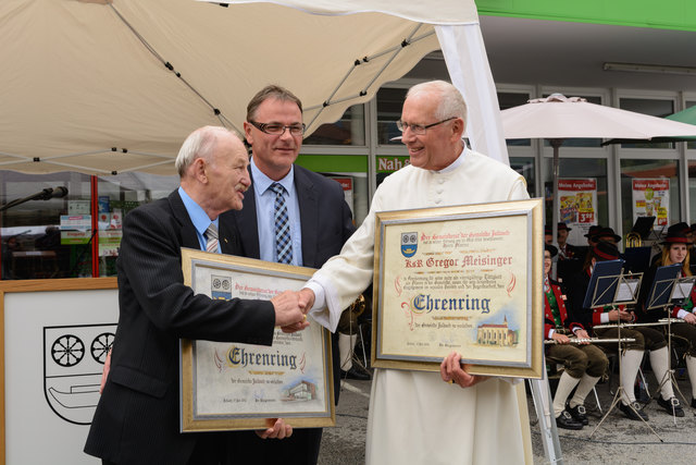 Altbürgermeister Adolf Salzinger, Pfarrer Gregor Meisinger nach der Ehrenringüberreichung durch Bürgermeister Johannes Plattner (Bildmitte).