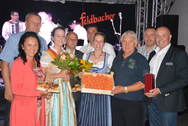Die neue Marillenkönigin Maria-Magdalena I. (3.v.li.) wurde beim Marillenfest gekrönt