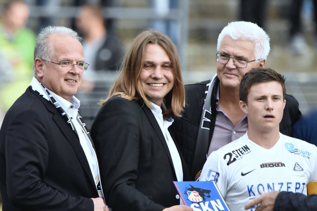 Bgm. Reinhard Resch, Club-Manager Georg Stierschneider mit Kapitän Christoph Fertl.