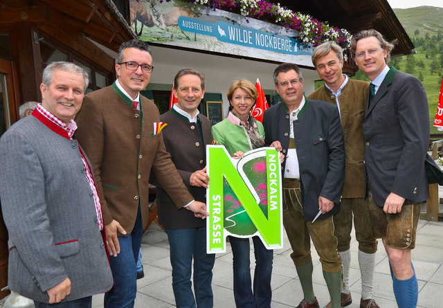 Eröffnung der Erlebnisausstellung zum 35-Jahr Jubiläum "Wilde Nockberge" an der Nockalmstraße
v.l. Ing. Dietmar Rossmann (GF Biosphärenpark Nockalm), Landesrat Mag. Gernot Darmann, LR DI Chrstian Benger und LHStv. Dr. Gaby Schaunig, Bgm. Johann Winkler, Mag. Peter Laggner (Eigentümer Pfandlhütte) und GF Nockalmstraße Dr. Johannes Hörl | Foto: Foto Franz Neumayr // Großglockner Hochalpenstraßen AG