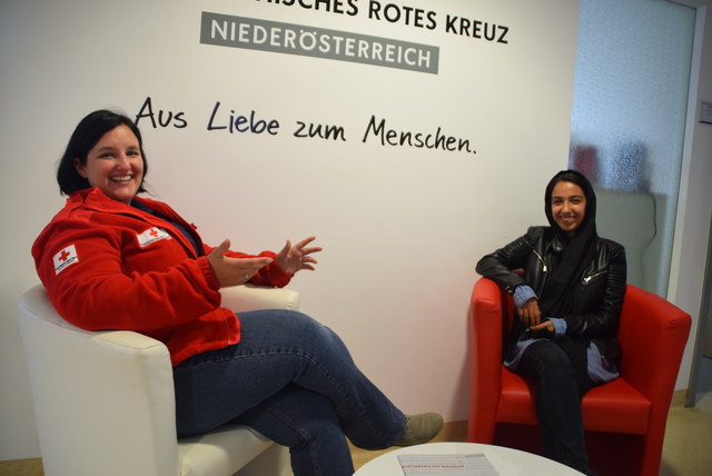 Rot-Kreuz-Abteilungsleiterin Cornelia Raderer mit Atena, die seit Weihnachten im Bezirk Tulln lebt und zur Schule geht.