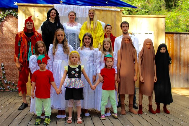 Die Thalburger begeistern mit der Inszenierung des Märchens "Frau Holle" Groß und Klein.