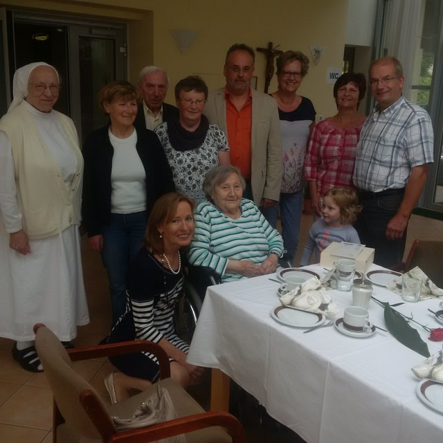 Maria Fellinger feierte im Gablitzer Marienheim ihren 90er mit Sr. Oberin Beatrix, dem Pflegedienst, Vbgm. Franz Gruber und den GGR. Ingrid Schreiner und Marcus Richter