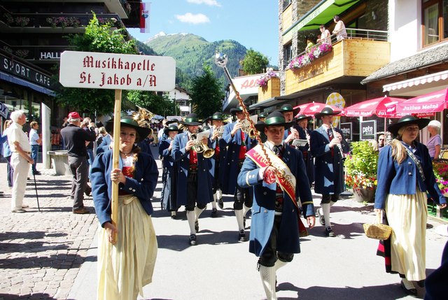 gemeinsames-feiern-beim-dorffest-in-st-anton-am-arlberg-landeck