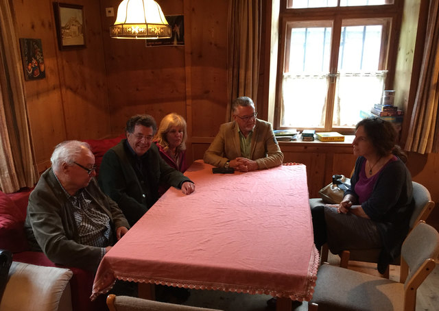 Die Abgeordneten des Landtagsklubs impuls-tirol mit Bürgermeister Mag. Paul Mascher und der Leiterin der Flüchtlingsunterkunft in Biberwier.