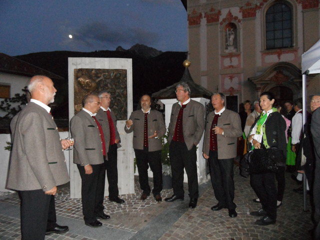 ABEND VOR DER KIRCHE