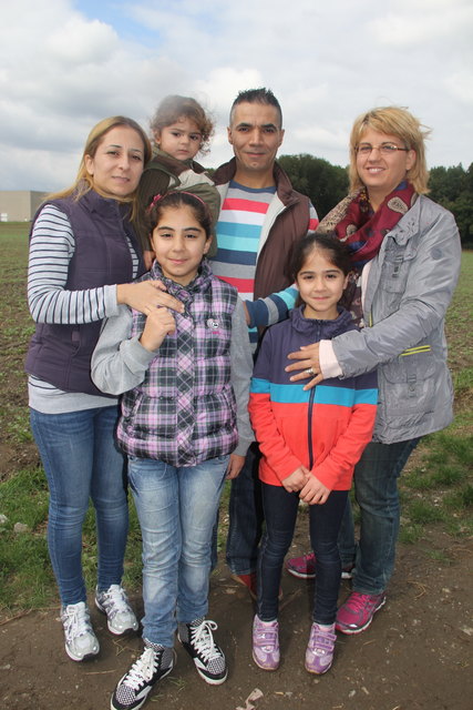 Gut aufgehoben: Lokman Ibrahim mit seiner Frau Sharihan, die Kinder Denizia, Niwalta und Alexander sowie Orsolya Wrede. | Foto: Treibenreif-Laferl