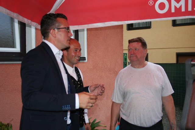 Dorfschenke-Wirt Charly Benakovitsch (rechts) freute sich über den Besuch von Landesrat Mag. Gernot Darmann.