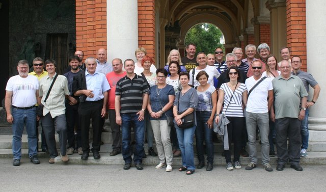 Peter Schoberleitner (vorne, 3. v. r.) und Werner Drizhal (v. l.) mit der Reisegruppe