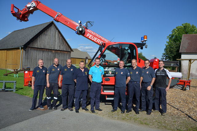 Die Einsatzfahrer der Feuerwehr Heinreichs für den Teleskoplader: Franz Bauer, Daniel Ramharter, Franz Ramharter, Walter Zottl, Clemens Wimmer, Kommandant Andreas Zainzinger, Peter Oberbauer, Bernhard Oberbauer und Matthias Riemer | Foto: BFK Waidhofen a. d. Thaya / Stefan Mayer