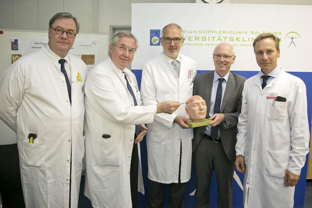 Priv.-Doz. Dr. MArk Mc Coy, Leiter Division für Neuroradiologie, Prim. Univ.-Prof. Dr. Peter Winkler, Vorstand Universitätsklinik für Neurochirurgie, Prim. Univ.-Prof. Dr. Mag. Eugen Trinka, FRCP, Ärztlicher Dir. CDK und Vorstand Universitätsklinik für Neurologie, Prim. Univ.-Prof. Dr. Wolfgang Aichhorn, Vorstand der Universitätsklinik Psychiatrie und Psychotherapie, Prim. Univ.-Prof. Dr. Bernhard Iglseder, Vorstand Universitätsklinik Geriatrie, Pressekonferenz, Welttag des Gehirns, CDK Salzburg, 20160719 F | Foto: Salk/Wild+Team
