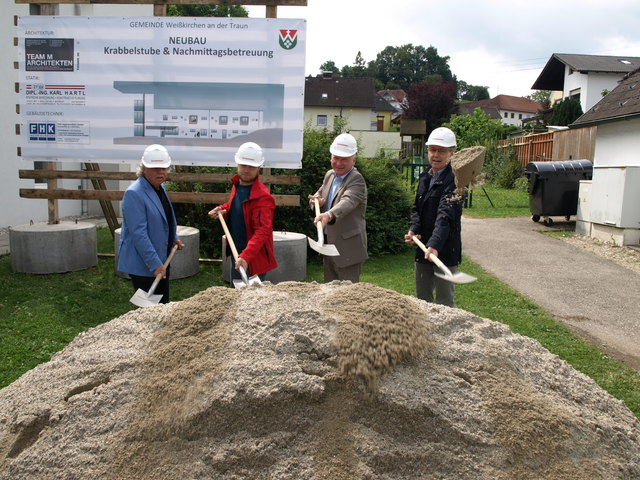 Arch. Wolfgang Steinlechner, Bmst. Leo Mayr-Huber, Bgm. Norbert Höpoltseder und Bauausschussobmann VzBgm. Klaus Holzleitner. | Foto: Gemeinde Weißkirchen