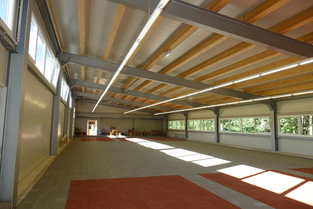 Die neue Stocksporthalle in Puchegg kann durch Abdecken des Bodens mit PVC-Rollen rasch für diverse Veranstaltungen verwendet werden