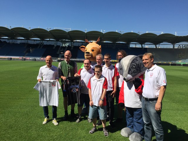 Dressenübergabe: Special Olympics schmückt künftig den Kragen der Sturm-Dressen. Gerhard Goldbrich, Jürgen Winter, Thomas Rajakovics, Markus Pichler und die großartigen Athleten der Kickers Graz.