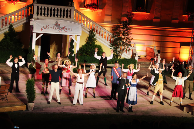"Lasst uns Champus trinken!" Das große Schlussbild der Operette.