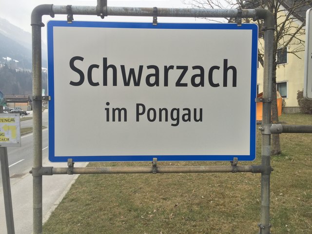 Am Bahnhof Schwarzach wurde das Moped gestohlen. Nur wenige Stunden später brachten es die Polizeibeamten wieder zurück zum Besitzer. | Foto: Angelika Pehab