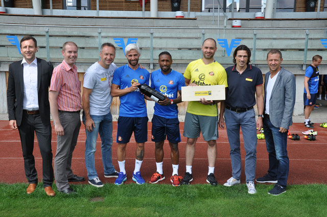 Thermenchef Florian Perteneder, Sport-Stadtrat Christina Nikodym, Toni Pfeffer, Fabio Borini, Jermain Defoe, Brett Baker, Michael Hatz und Stadtrat Roman Neigenfind.