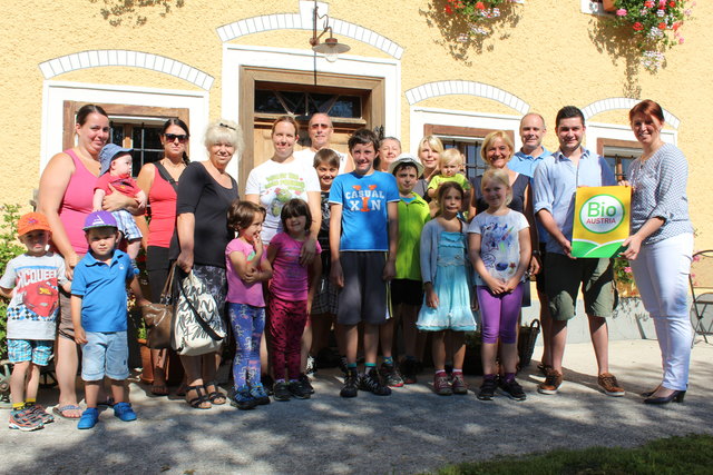 Die Gewinner mit Sigrid Weissengruber, Simon und Johannes Strobl sowie Michaela Langer-Weninger (v.l.) vor dem Aubauernhof.