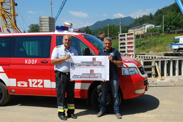 Bürgermeister Gerhard Mock und FF-Kommandant Josef Kropiunig vor der Baustelle am Wayerfeld St. Veit