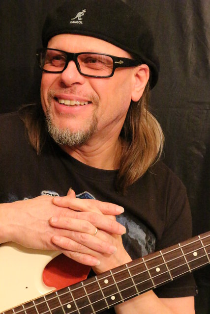 4 oder 6-Saiten ..... am E-Bass oder E-Gitarre: Dieter Petritz