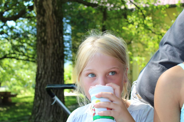 Nach getaner Arbeit schmeckt’s umso besser: Sophia genießt die Erdbeermilch vom Aubauernhof.