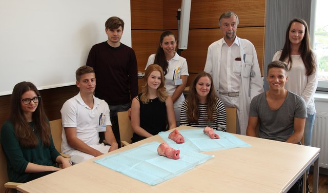 Rosa Kainz, Darian Bayerl, Maximilian Will, Laura Helmreich, Maria Jaros, Marilies Dourakas, Prim. Prof. Univ. Doz. Dr. Manfred Weissinger, Philipp Steinbauer, Anna-Maria Höbarth (v.l.). | Foto: LK
