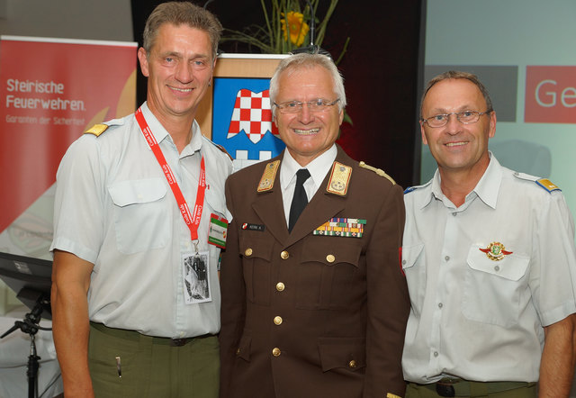 Landesbewerbsleiter Johannes Matzhold, Feuerwehrpräsident Albert Kern mit Franz Fink (v.l.). | Foto: LFV/Meier