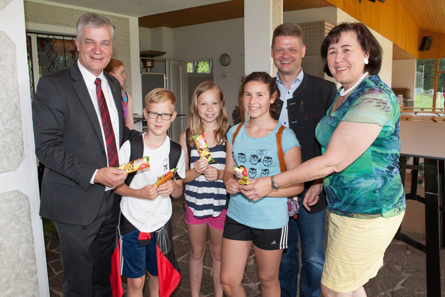 Andreas Hanger und Anton Kasser (links) freuten sich mit Juliana Günther (rechts)  über die erfolgreiche Großveranstaltung und die professionelle Hintergrundarbeit bei der Sportwoche und überraschten die 160 Kinder mit einem Eis. | Foto: Gemeinde