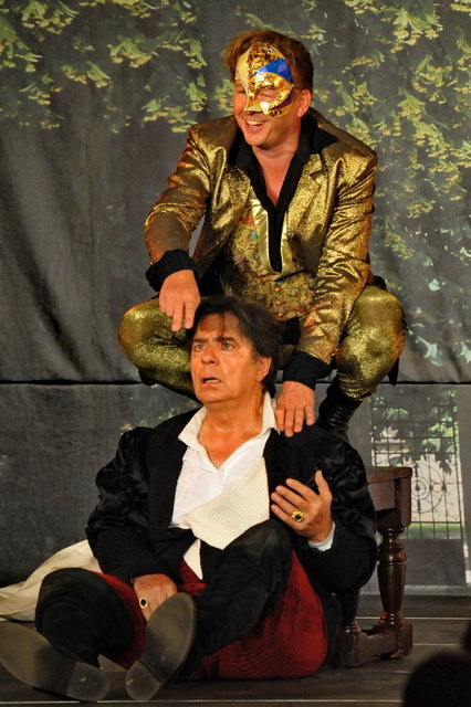 Alfred Pfeifer (unten) und Serge Falck sind als Jedermann und Mammon zu sehen. | Foto: Theatersommer