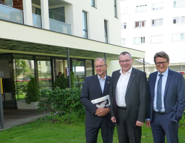 LR Johannes Tratter (Bildmitte) informierte gemeinsam mit NHT-GF Hannes Gschwentner (re.) und Manfred Riedl (Leiter Landesstatistik und TIRIS) über den innovativen Online-Kartendienst unter www.tirolsolar.at