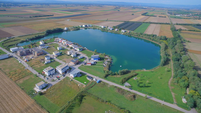 Noch ganz ruhig: Der Felser See im Seepark Thürnthal ist am 23.7. der Mittelpunkt des Seeathlons.