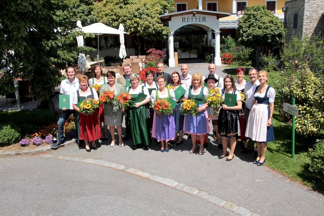 Hotelchefin Ulrike Retter und Bgm. Johann Weiglhofer dankten den langjährigen Mitarbeiter des Hotels-Restaurant Retter.